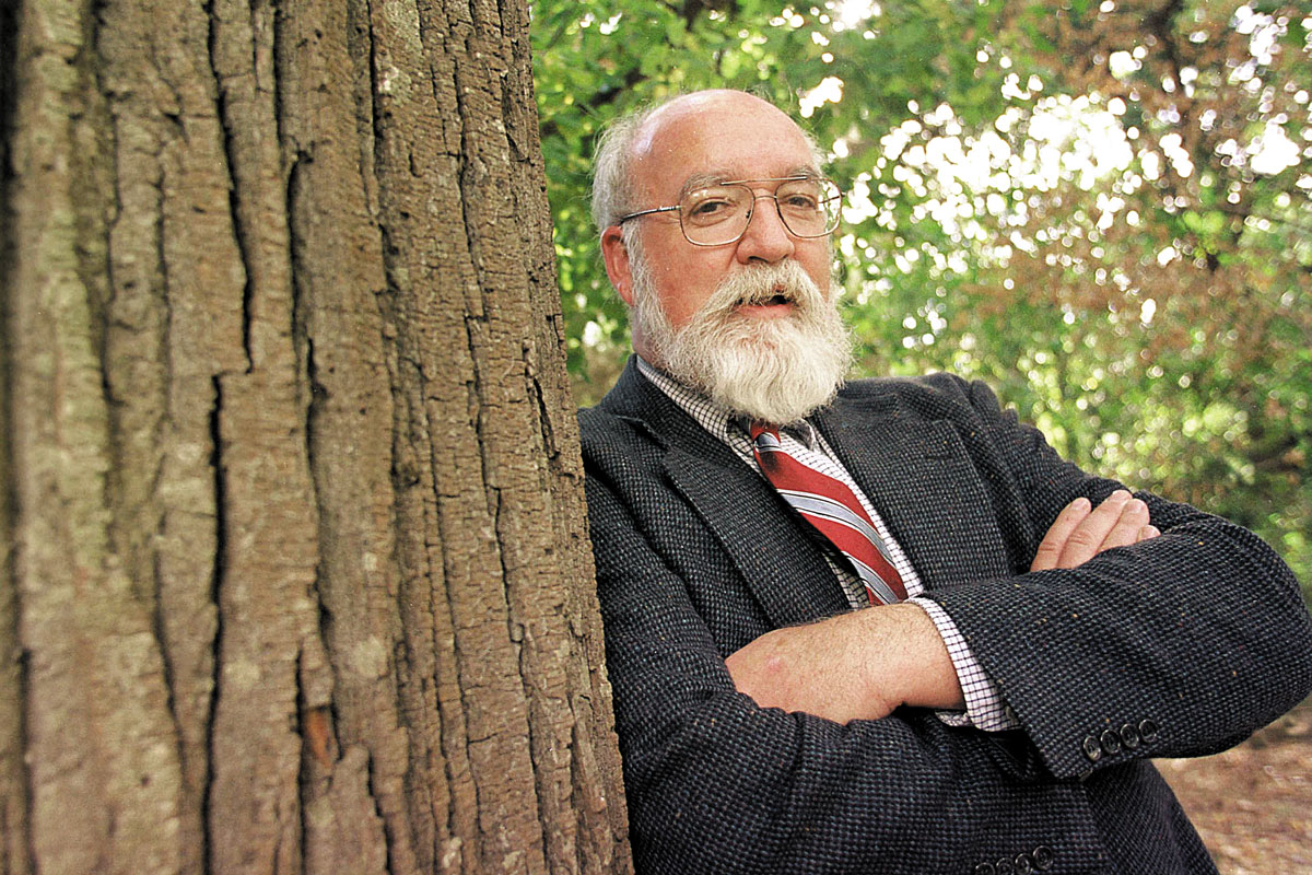 Daniel C. Dennet fotografiat al Jardí Botànic de la Universitat de València