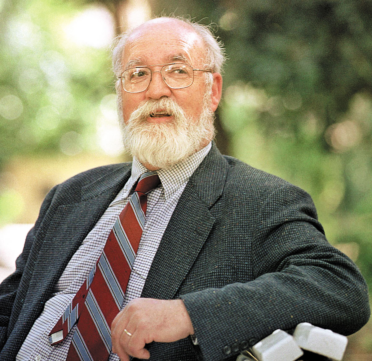 Daniel C. Dennet fotografiat al Jardí Botànic de la Universitat de València