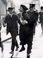 Emmeline Pankhurst (1858-1928), una de les fundadores del moviment sufragista britànic, arrestada davant del palau de Buckingham al maig de 1914 quan tractava de presentar una petició de llei davant el rei Jordi V. Mètode.