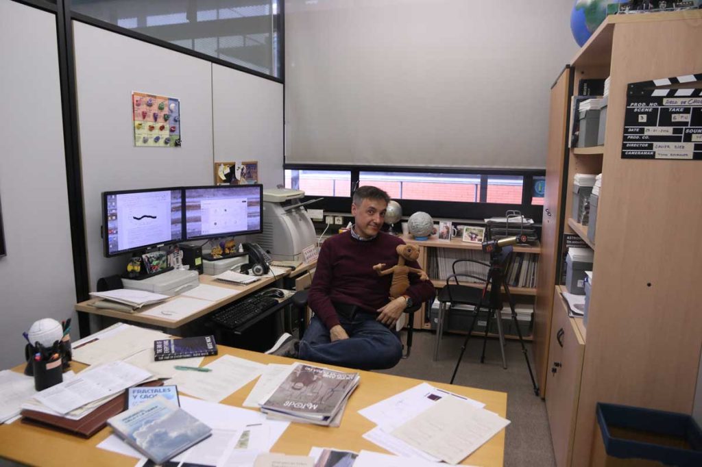 Fernando Ballesteros en su despacho
