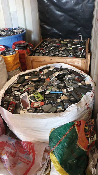 Telèfons mòbils a Ghana seleccionats per al seu reciclatge