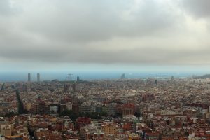 Núvols i contaminació atmosfèrica sobre Barcelona