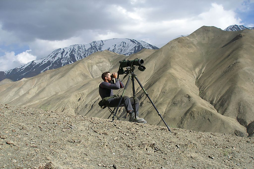 Observació a l’Himàlaia indi amb prismàtics, imprescindibles, junt amb els telescopis, en la recerca de fauna del desert
