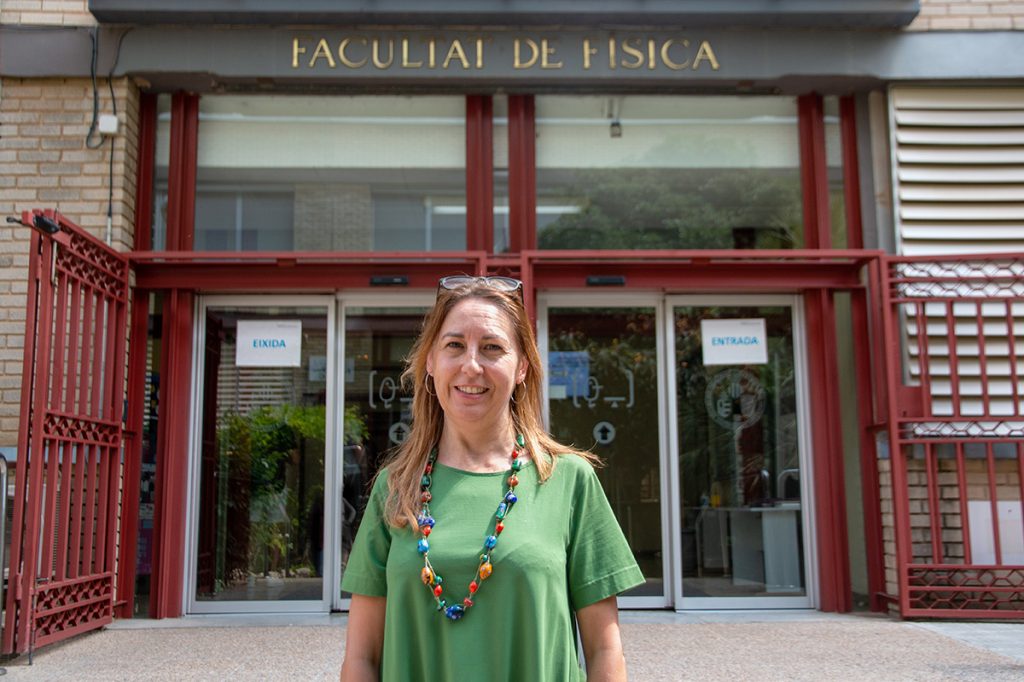 Pas García en l'entrada de la Facultat de Física de la Universitat de València