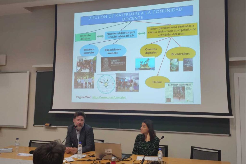 D'esquerra a dreta: Antonio Martín i Yolanda Echegoyen, professors de la Universitat de València, donen exemples del material a disposició del alumnes i el professorat per a promoure una consciéncia ambiental des d'una experiència transdiciplinar.
